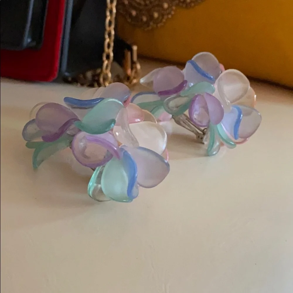Vintage Pastel Petal Curved Clip On Earrings